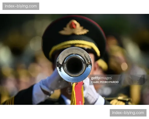 镜头捕捉：在对手长达五分钟的围攻中，水晶宫后防线的连续沟通与指挥